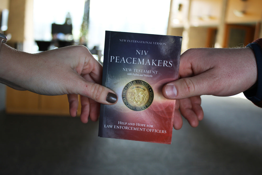 NIV, Peacemakers New Testament with Psalms and Proverbs, Pocket-Sized, Paperback, Comfort Print: Help and Hope for Law Enforcement Officers
