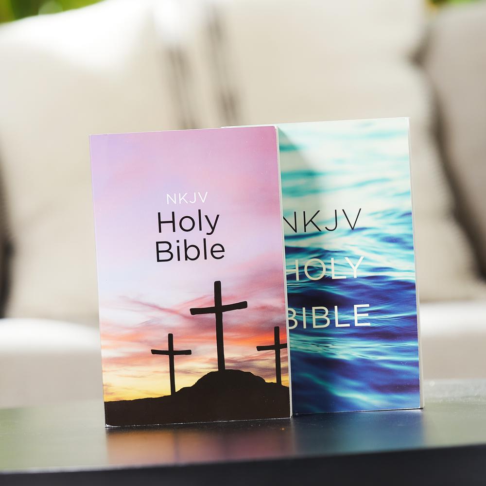 NKJV, Value Outreach Bible: Holy Bible, New King James Version Case of 28 Bundle (Blue Scenic)