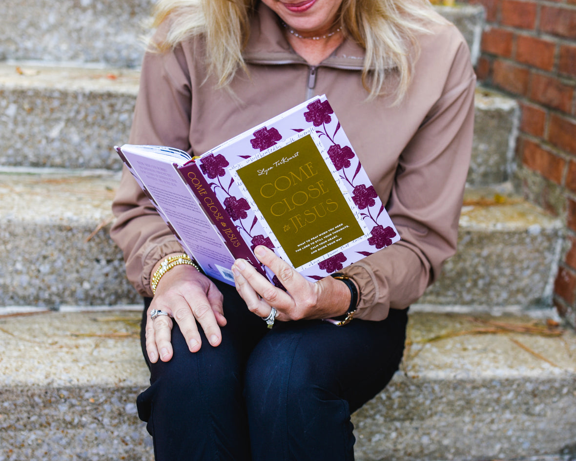 Come Close to Jesus: What to Pray When You Need the Lord to Still Your Thoughts, Calm Your Heart, and Guide Your Way (50 Devotional Prayers)