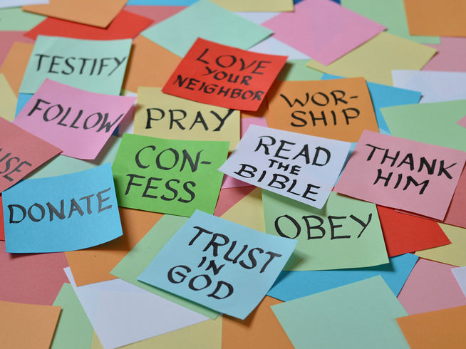 Colorful sticky notes with motivational phrases on a multicolored background