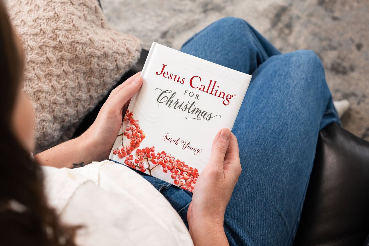 Jesus Calling for Christmas, Padded Hardcover, with Full Scriptures: Seasonal Devotions for Christmas (A 50-Day Devotional)