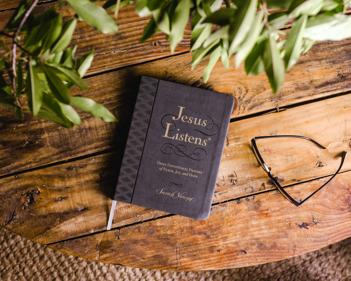 Jesus Listens, Large Text Leathersoft, Charcoal, with Full Scriptures: Daily Devotional Prayers of Peace, Joy, and Hope (A 365-Day Devotional) – The Perfect Christian Christmas Gift