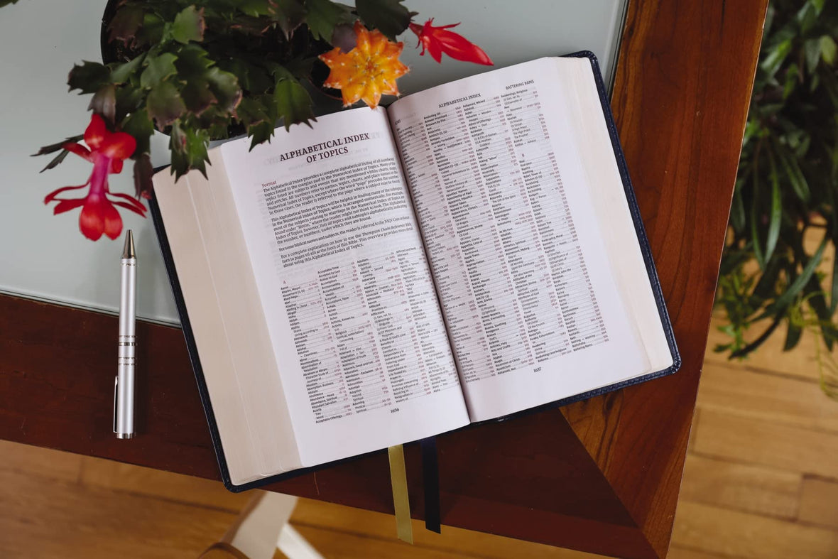 NKJV, Thompson Chain-Reference Bible, Handy Size, Red Letter, Comfort Print