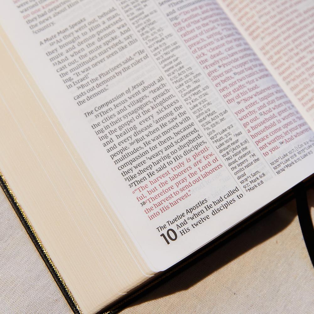 NKJV, Reference Bible, Center-Column Giant Print, Red Letter Edition, Comfort Print